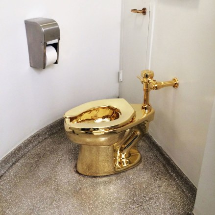 Tomkins-Gold-Toilet Maurizio Cattelan